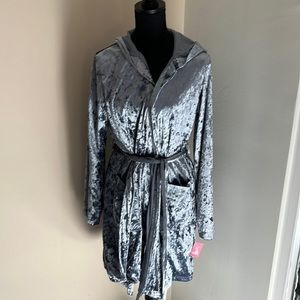 Crushed velvet robe